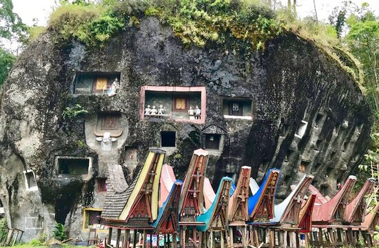 Sulawesi: Decorative rock tomb