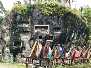 Sulawesi: Decorative rock tomb