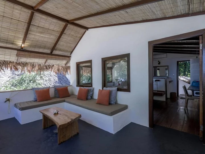 Insel Bangka, Coral Eye Resort: Terrasse & Innenansicht Raum 8