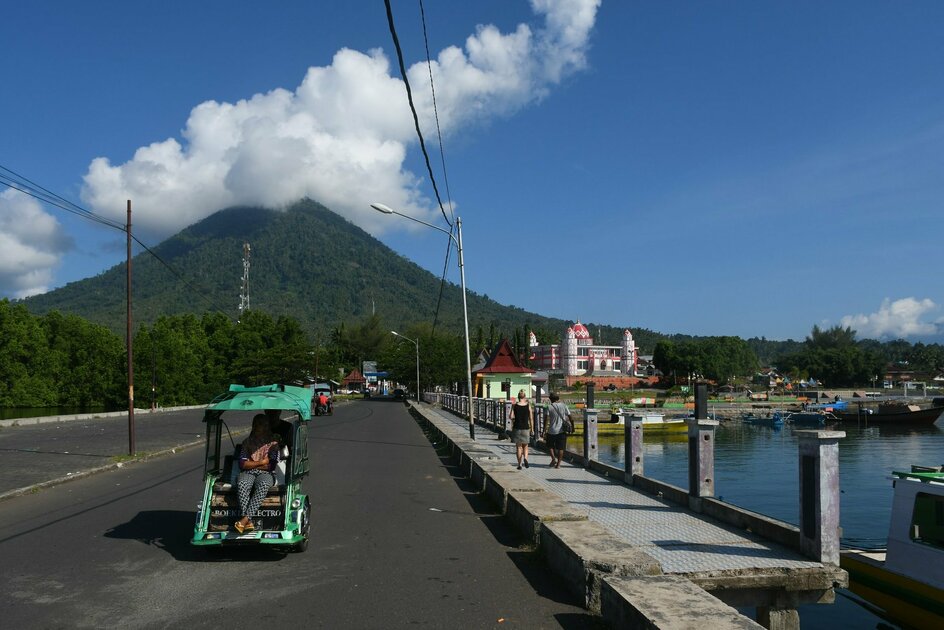 Molukken Gewürzinsel Halmahera: Ausblick auf Gunung Gamkonora und das kleine Sultanat Jailolo