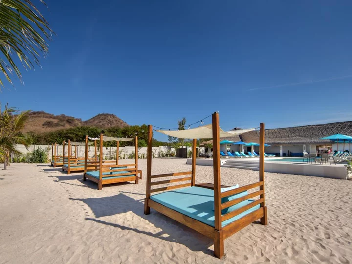 Sumbawa, Lesser Sunda Islands: Beach beds at Mocean Dive Resort