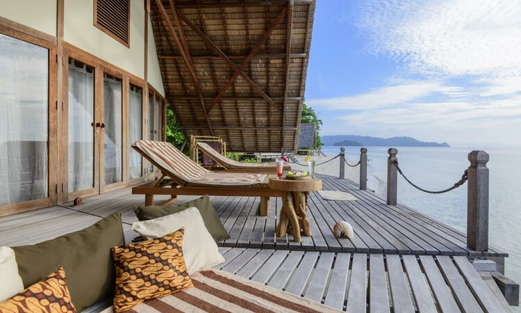 Molukken - Halmahera: Kusu Island Resort - Ocean Villa Terrasse