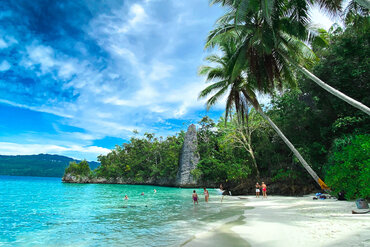 Segeln durch Indonesien östlich der Wallace Line: Einsame Bucht entlang des Weges