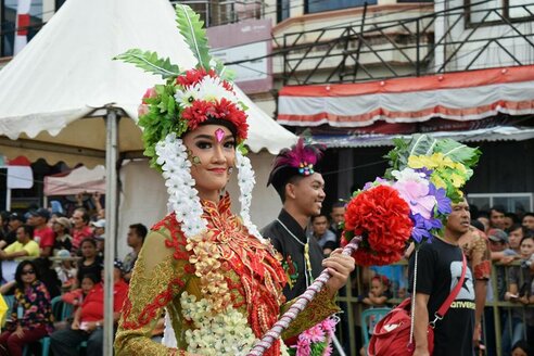 Tomohon Flower Festival: Frau in Kleid mit Blumendekoration I Woman in dress with flower decoration