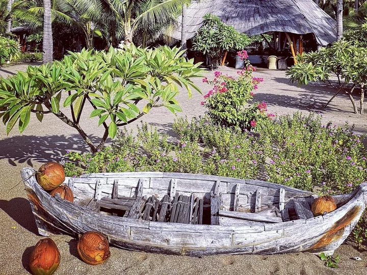 Restaurantblick vom Garten: Coconut Garden Beach Resort, Insel Flores/ Indonesien