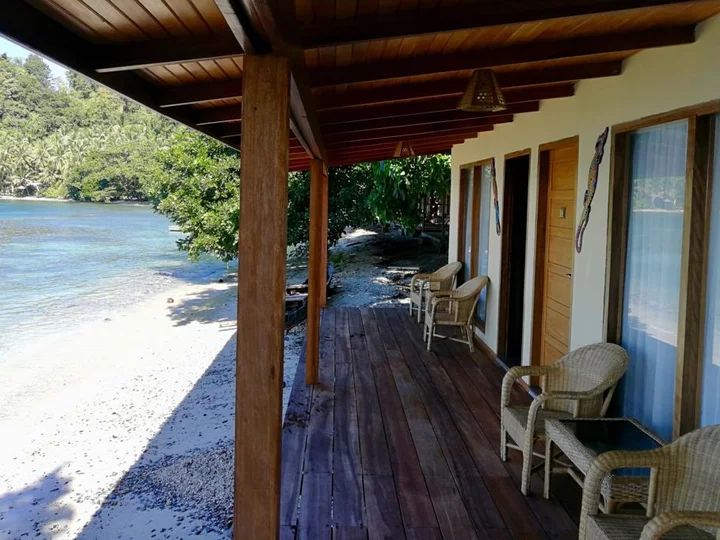 Sali Bay Resort, Molukken: Veranda der Divers Lodge Zimmer