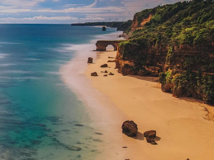 Indonesien, kleine Sundainsel Sumba: Steinfelsklippe mit offenem Bogen 