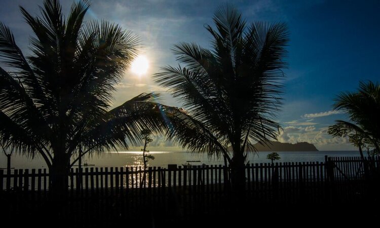 Strand bei Sonnenuntergang: Tompotika Dive Lodge, Sulawesi