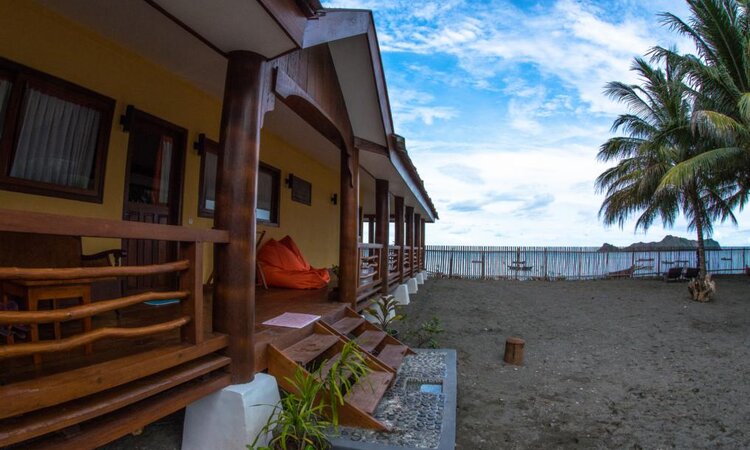 Tompotika Dive Lodge, Sulawesi: Deluxe bungalow with terrace and sea views
