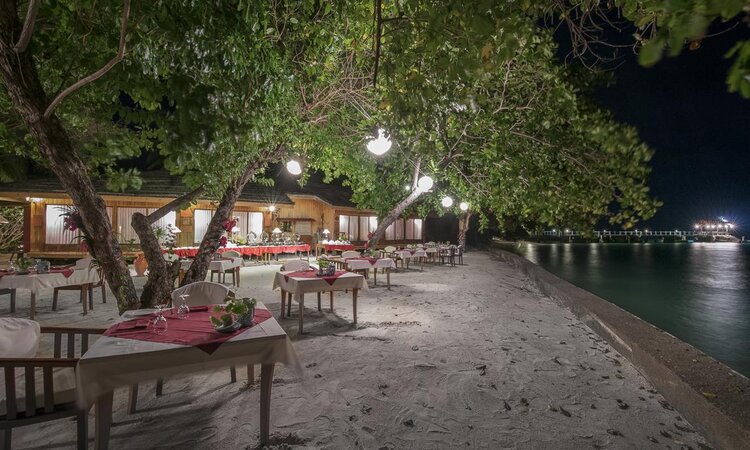 Sulawesi, Gangga Island Resort & Spa: BBQ in outdoor restaurant