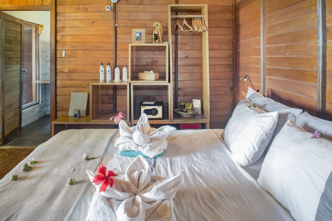 Sulawesi - Siladen, Kuda Laut Resort: Drei-Bett Superior Zimmer - innen