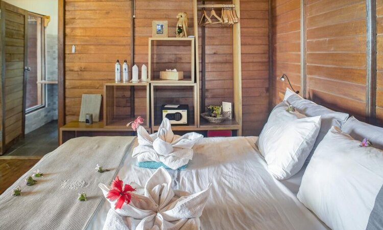 Sulawesi - Siladen, Kuda Laut Resort: Drei-Bett Superior Zimmer - innen
