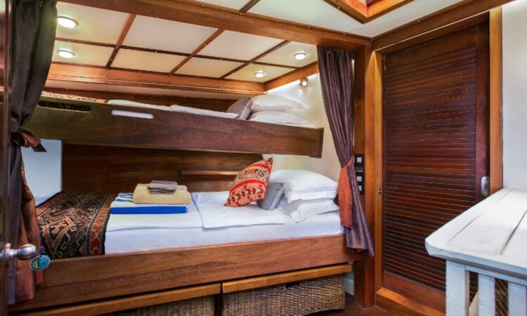 Triple bed cabin in sailing yacht Katharina