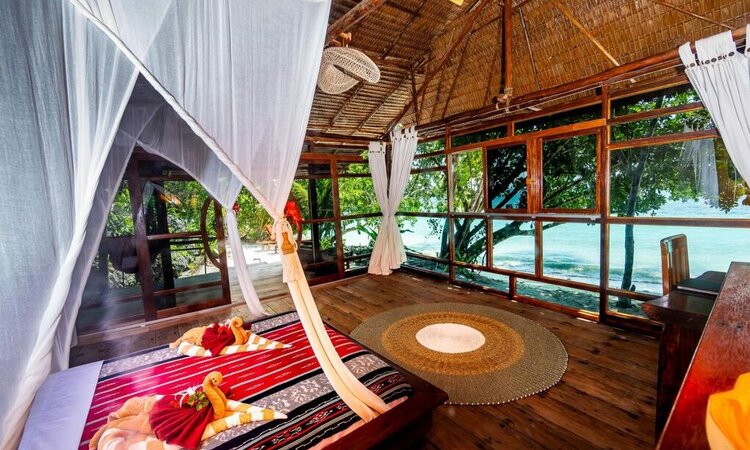  Raja Ampat Biodiversity Nature Resort: Deluxe Suite inside with Ocean View