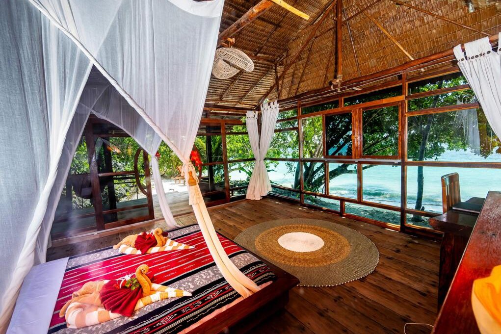 Raja Ampat Biodiversity Nature Resort: Deluxe Suite inside with Ocean View