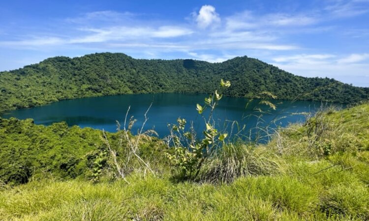 Sailing tour in East Indonesia: Sumbawa Island of Sadonta with salt lake