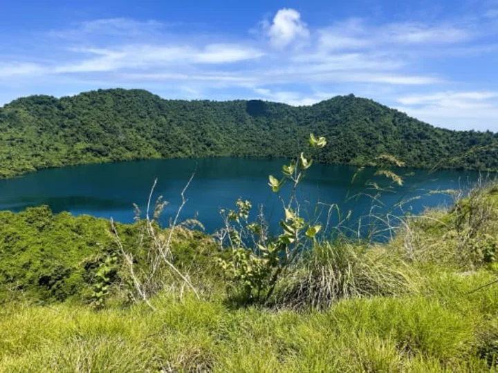 Sailing tour in East Indonesia: Sumbawa Island of Sadonta with salt lake
