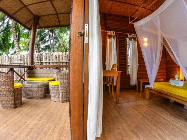 Tompotika Dive Lodge: Innenansicht und Terrasse