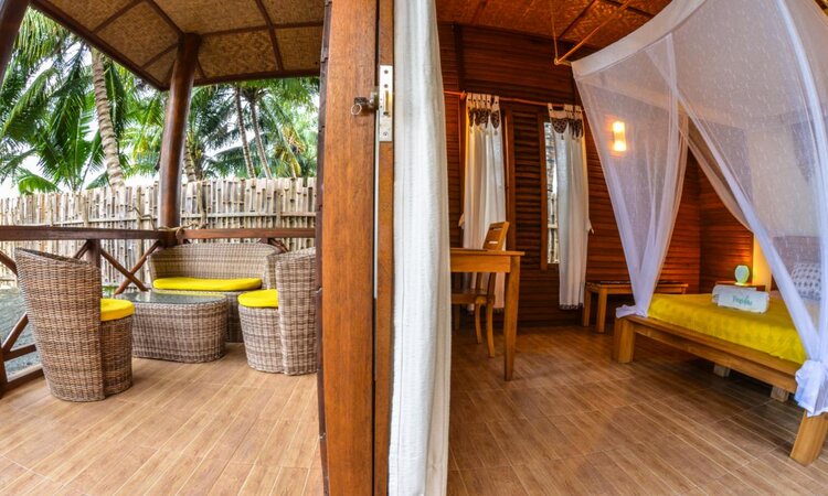 Tompotika Dive Lodge: Innenansicht und Terrasse