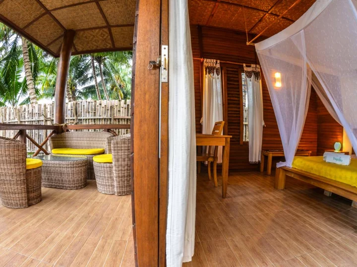 Tompotika Dive Lodge: Interior view and terrace