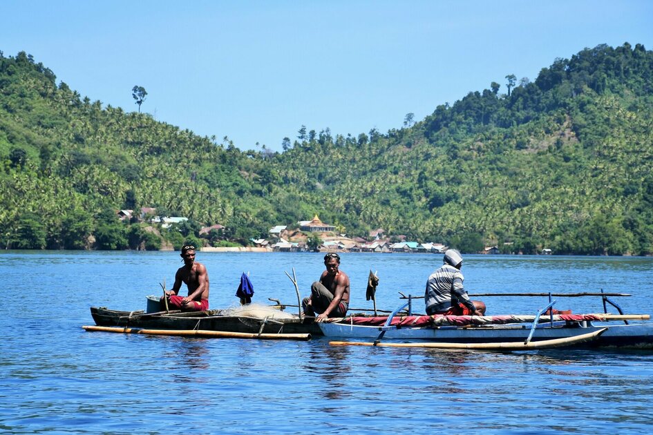 Molukken drei Fischer in einem kleinen Holzboot auf Halmahera