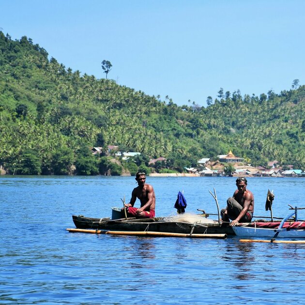 Molukken drei Fischer in einem kleinen Holzboot auf Halmahera
