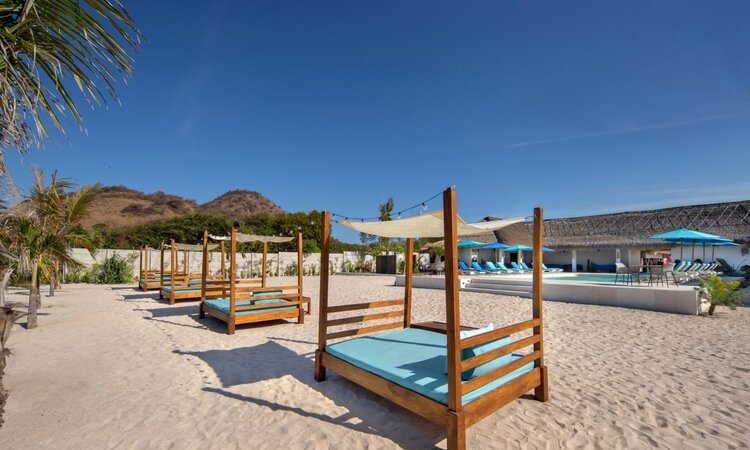Sumbawa, Lesser Sunda Islands: Beach beds at Mocean Dive Resort