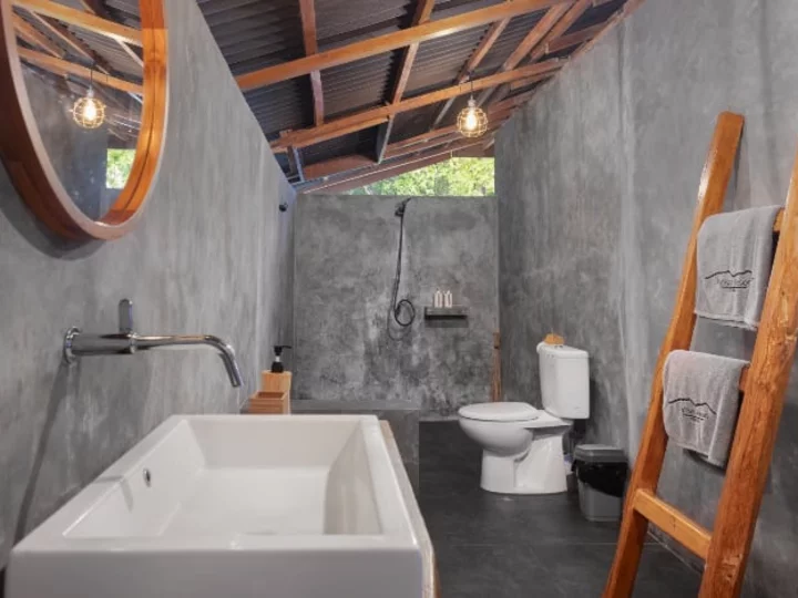 Sulawesi: Pulisan Jungle Beach Resort - Deluxe Bungalow Bathroom