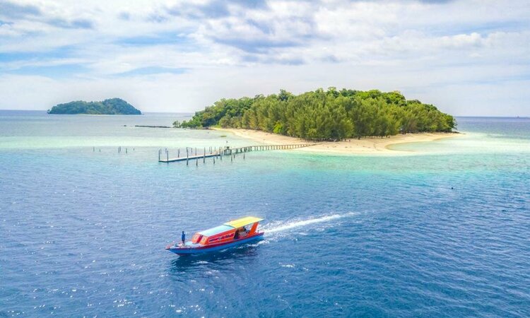 Saronde Island Resort, Sulawesi: Boot vor Küste im Sonnenuntergang 