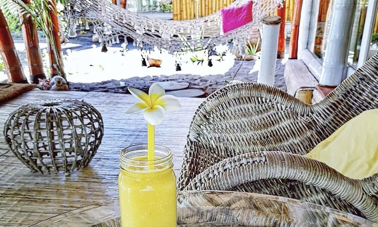 Coconut Garden Beach Resort, Flores Island: Cocktail on bungalow terrace