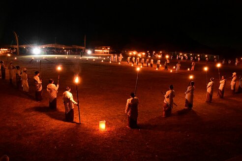 Molukken, Gewürzinseln I Moluccas, Spice Islands: Stimmungsvolles Fackelritual Tidore Festival I Atmospheric torch ritual at Tidore Festival