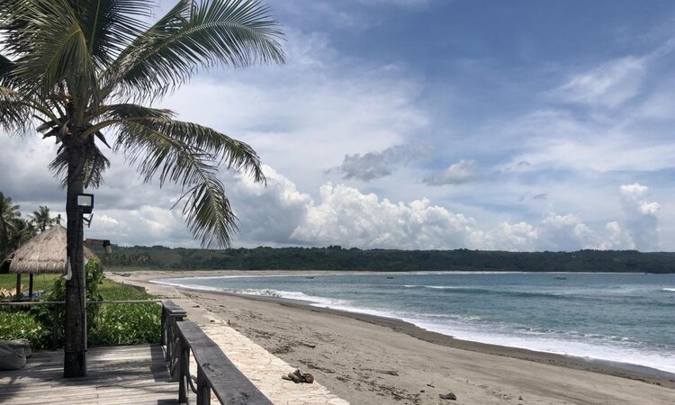 Indonesien, Insel Sumba: Lange Bucht mit weißem Sandstrand am Sumba Beach House