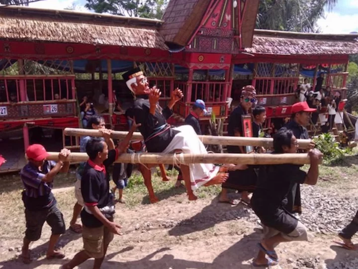 Sulawesi Toraja: Beerdigungsritual mit Tau Tau