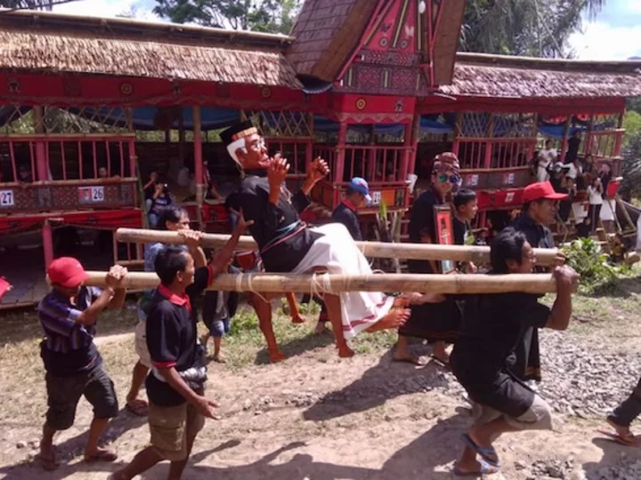 Sulawesi Toraja: Funeral ritual with Tau Tau