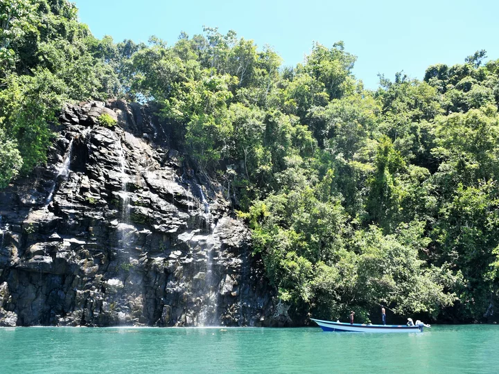 Molukken: Wasserfall im Westen der Inselregion Halmahera