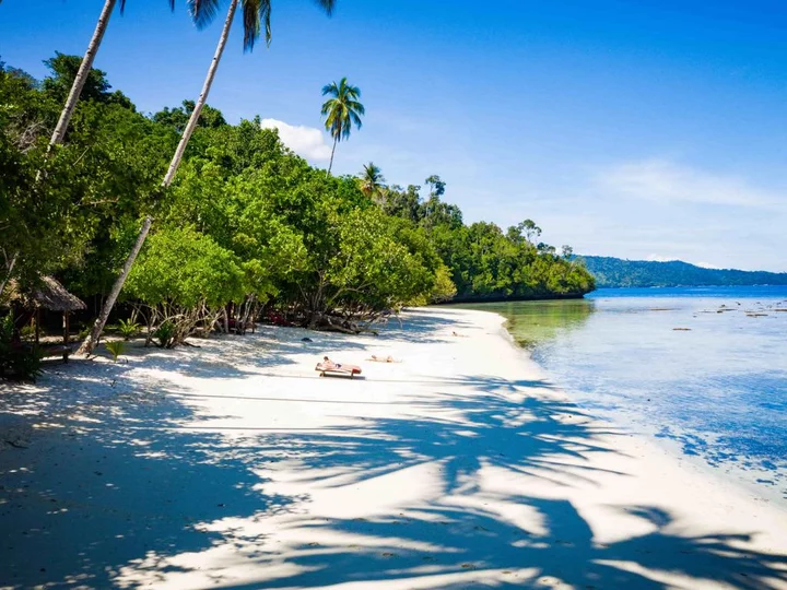  Raja Ampat Biodiversity Nature Resort: White sandy Beach with Sunbeds