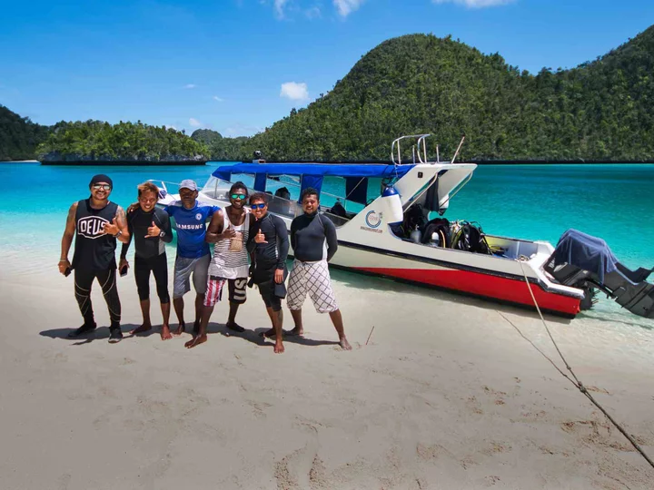  Cove Eco Resort Dive Crew, Yeben Island