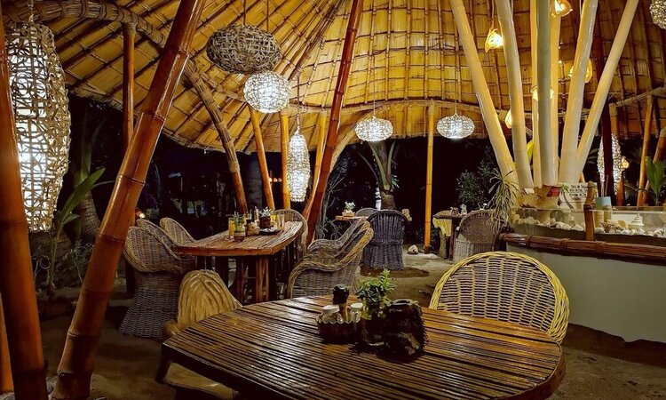 Coconut Garden Beach Resort, Insel Flores: Gemütliches Resort Restaurant von innen