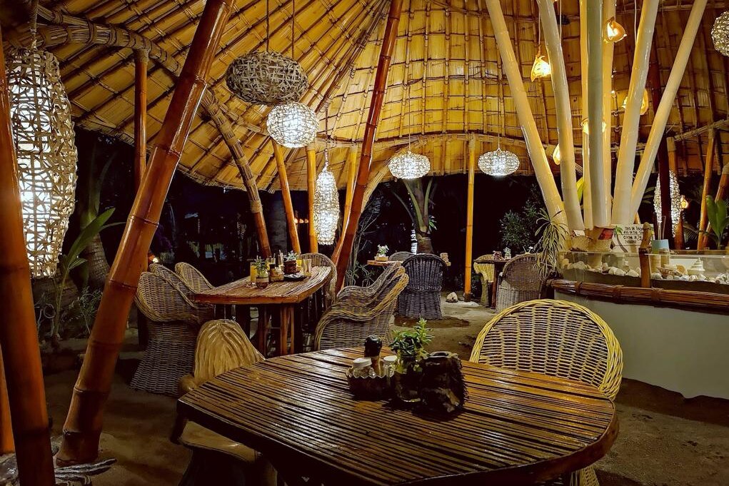 Coconut Garden Beach Resort, Insel Flores: Gemütliches Resort Restaurant von innen