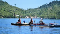 Halmahera, Indonesian: Drei Fischer in Holzboot