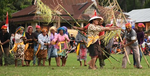 Halmahera Festival: Tanzaufführung von Locals auf den Molukken I Dance performance by locals on the Moluccas