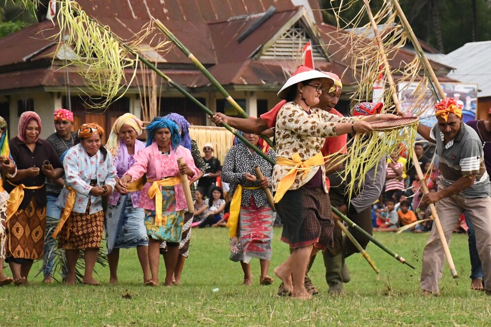 Frauen tanzen bei einem Festival auf Halmahera