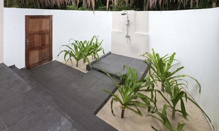 Deluxe Beach Bungalow Bad im Selayar Dive Resort, Süd-Sulawesi