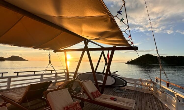 Ausblick vom Segelboot in Indonesien östlich der Wallace Line