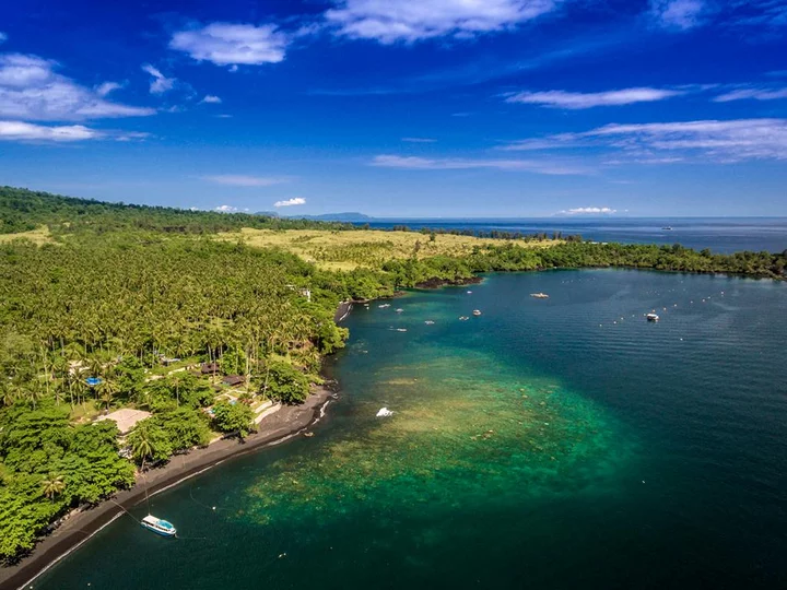 Sulawesi, Dive into Lembeh Resort: View over resort und Lembeh Straits
