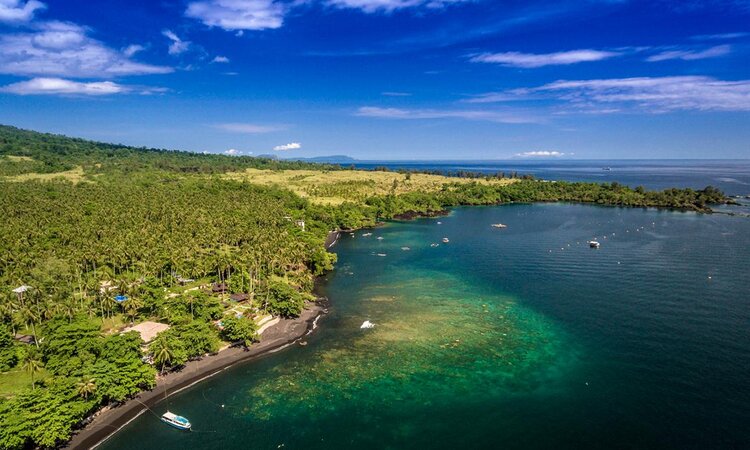 Sulawesi, Dive into Lembeh Resort: View over resort und Lembeh Straits