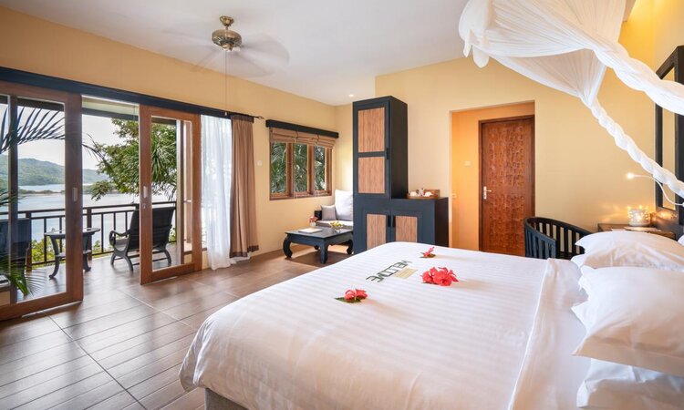  Hillside Luxury Cottage with sea view: Lembeh Resort, Sulawesi