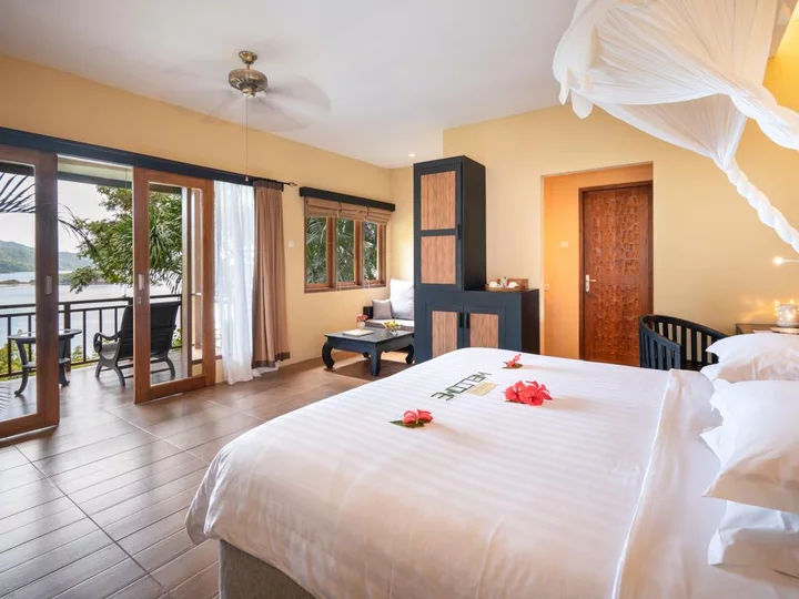  Hillside Luxury Cottage with sea view: Lembeh Resort, Sulawesi