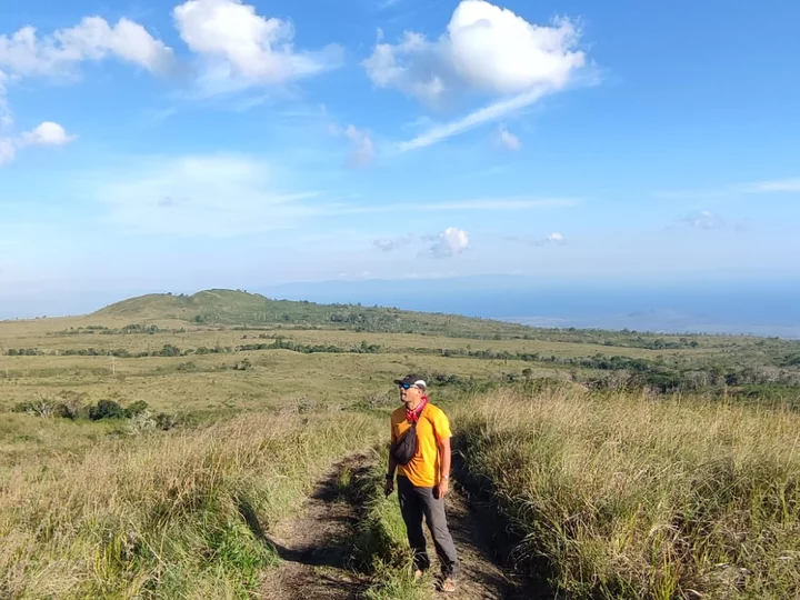 Savannenlandschaft auf dem Weg hinauf zum Tambora Vulkan, indonesische Insel Sumbawa