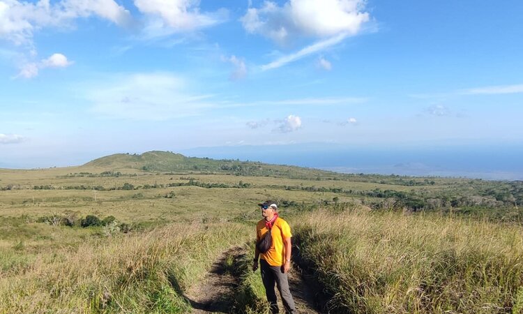 Savannenlandschaft auf dem Weg hinauf zum Tambora Vulkan, indonesische Insel Sumbawa